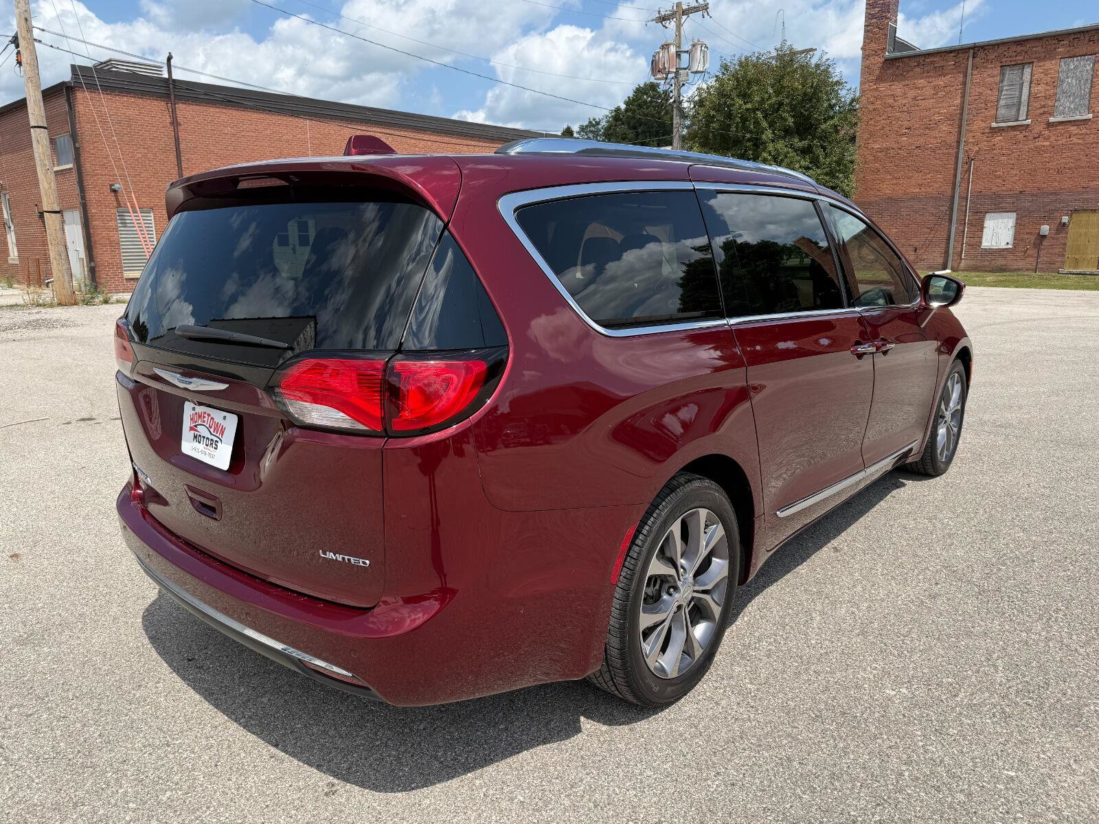 Used 2018 Chrysler Pacifica Limited w/ Tire & Wheel Group FWD image 5