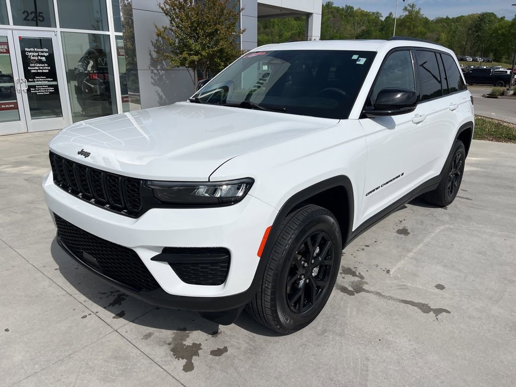 Used 2024 Jeep Grand Cherokee Altitude image 1