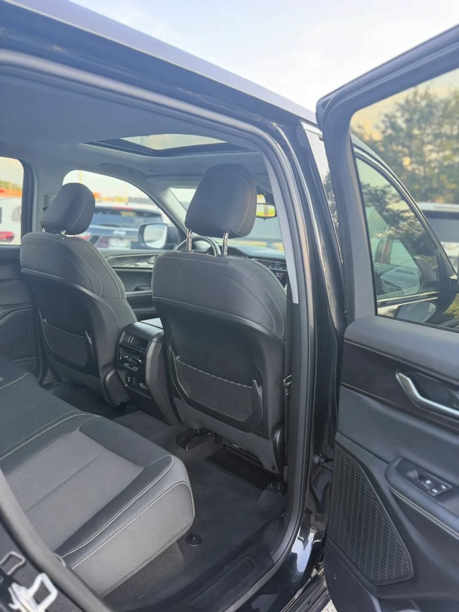Used 2023 Jeep Grand Cherokee Laredo AWD/4WD image 18