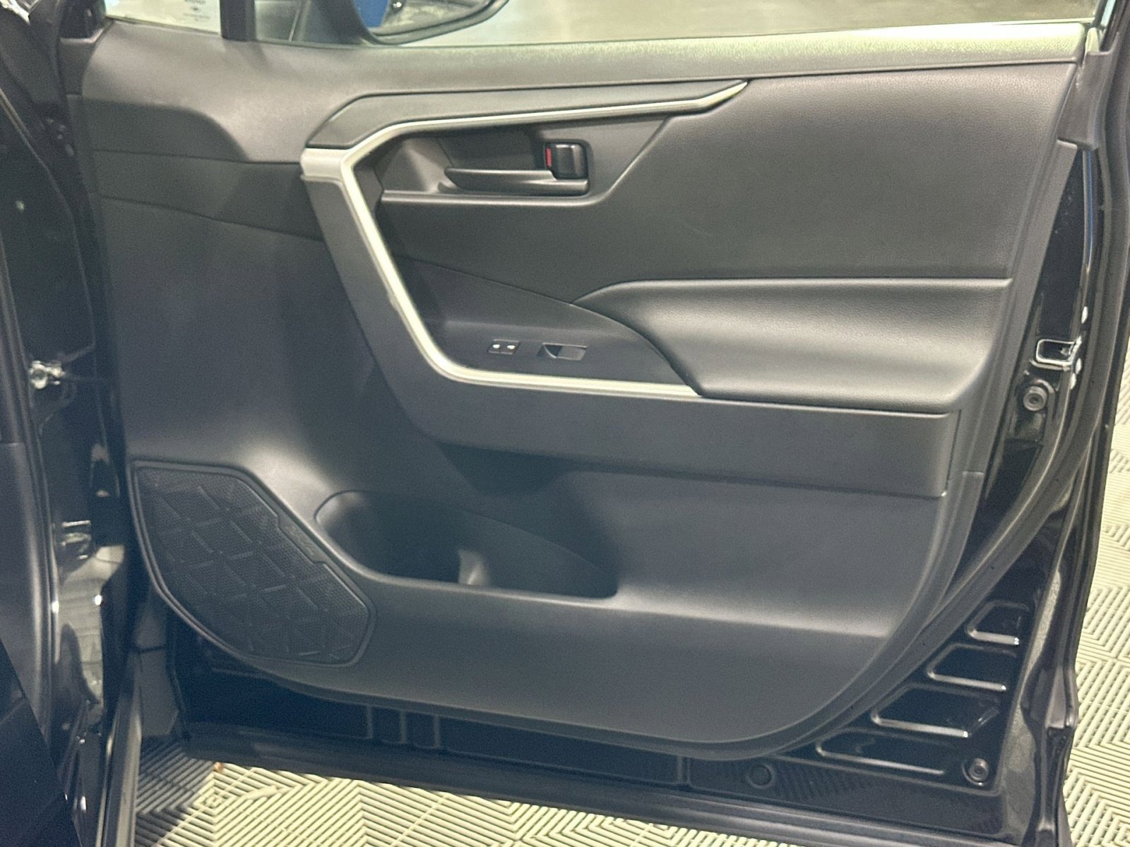 Used 2020 Toyota RAV4 LE image 37