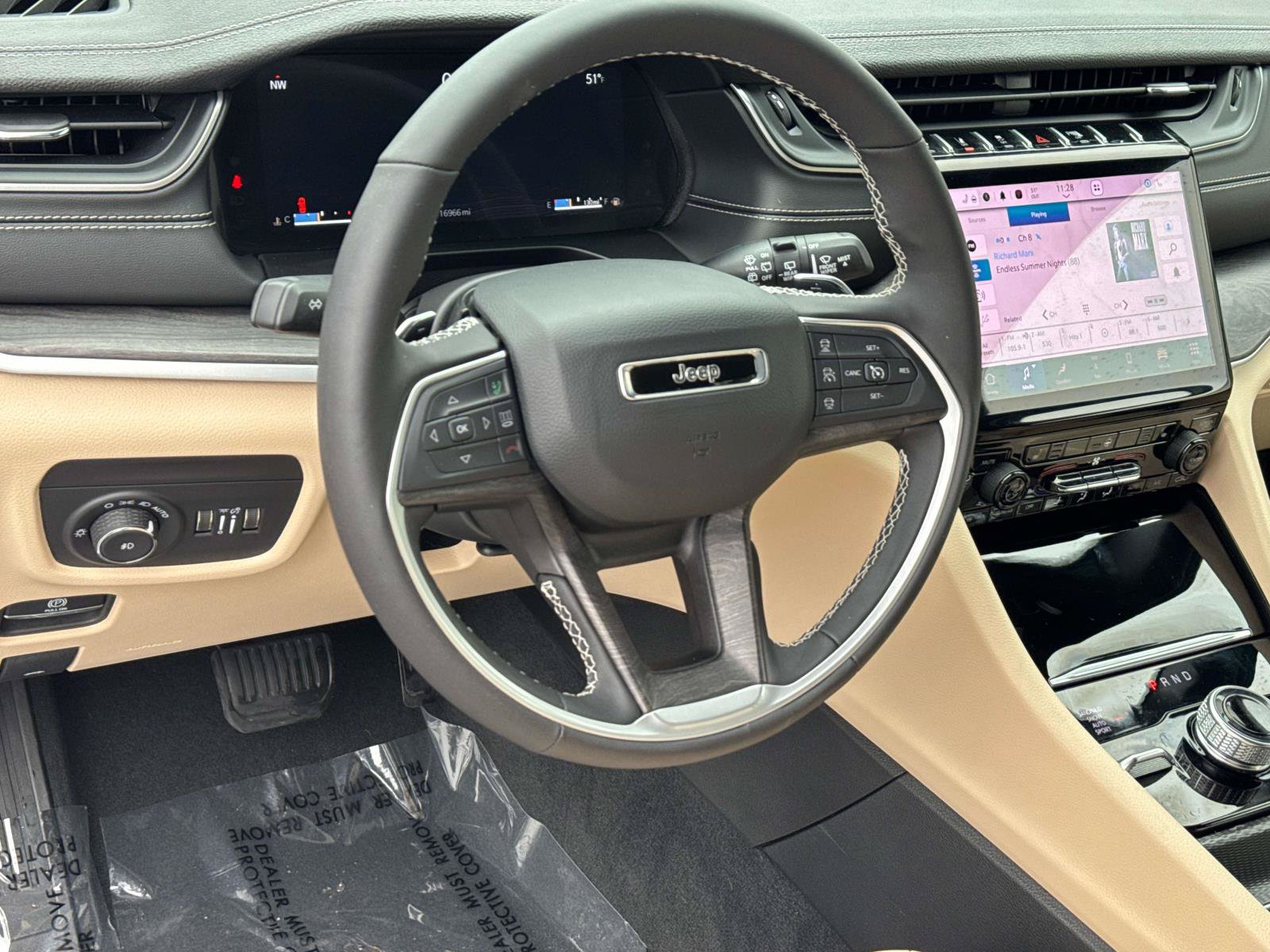 Used 2025 Jeep Grand Cherokee Limited AWD/4WD image 2