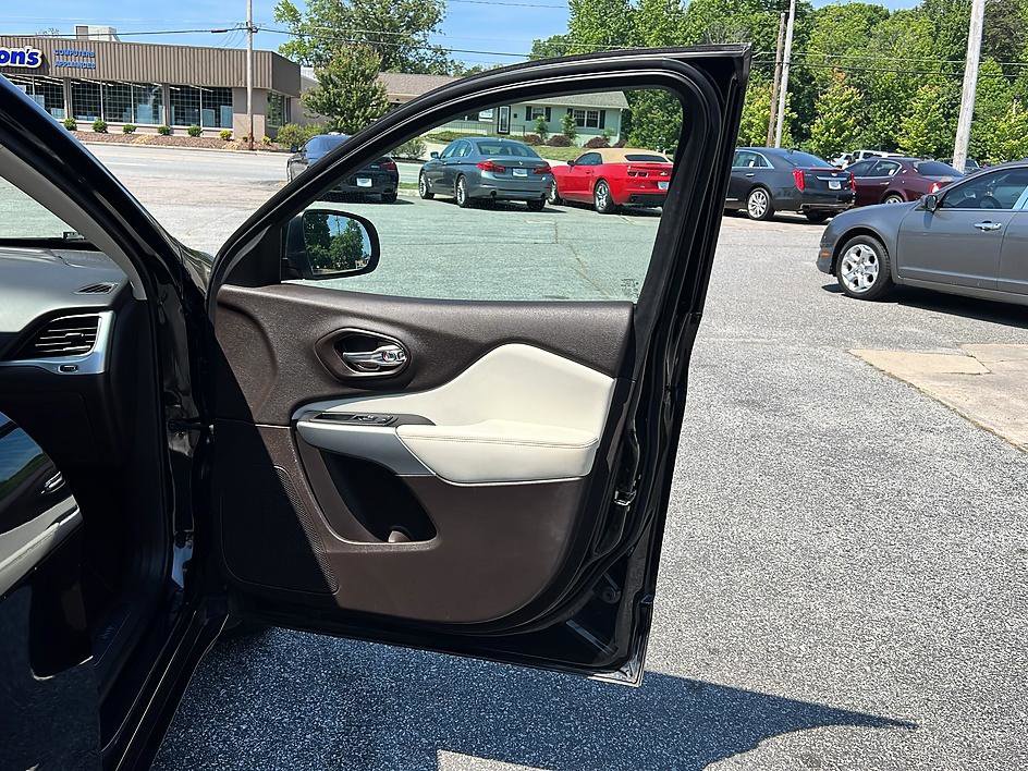 Used 2018 Jeep Cherokee Overland w/ Technology Group FWD image 35