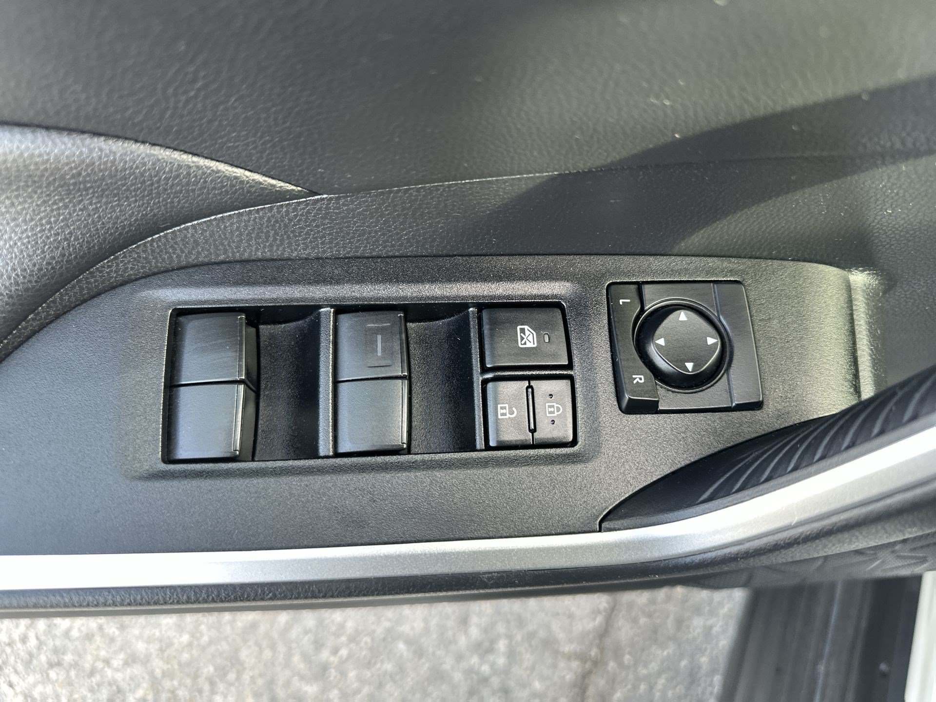 Used 2021 Toyota RAV4 LE FWD image 15