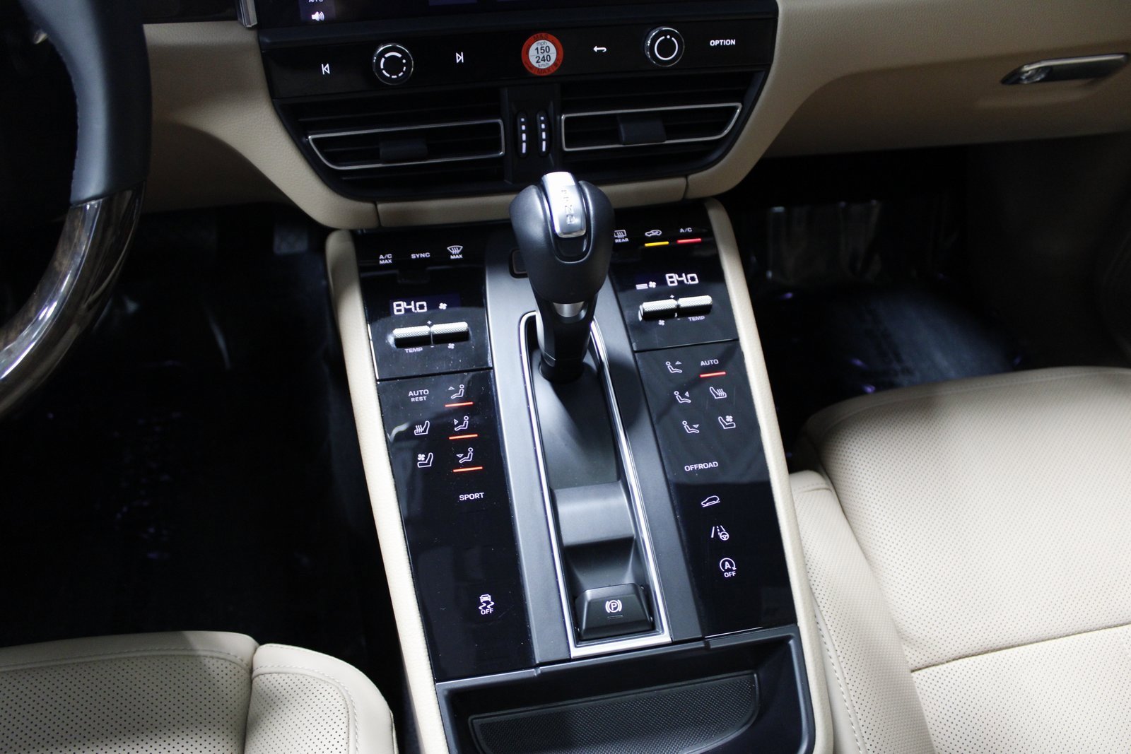 Certified 2025 Porsche Macan image 32