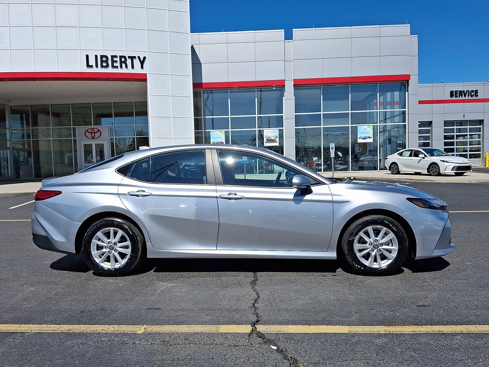 Used 2025 Toyota Camry LE w/ Convenience Package image 7