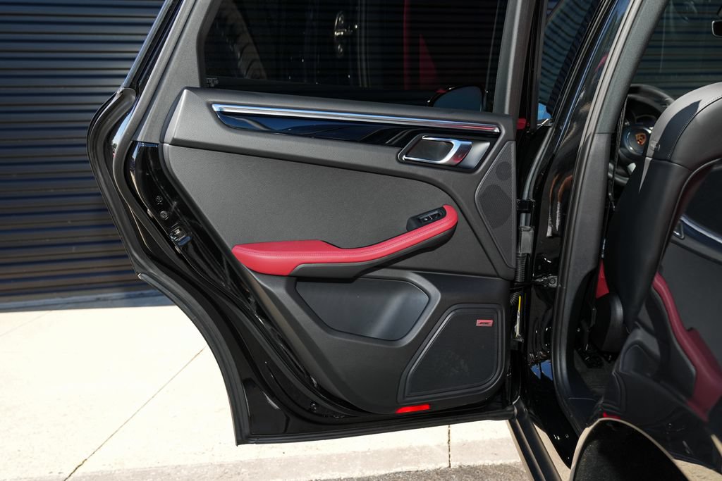 Certified 2026 Porsche Macan AWD/4WD image 31