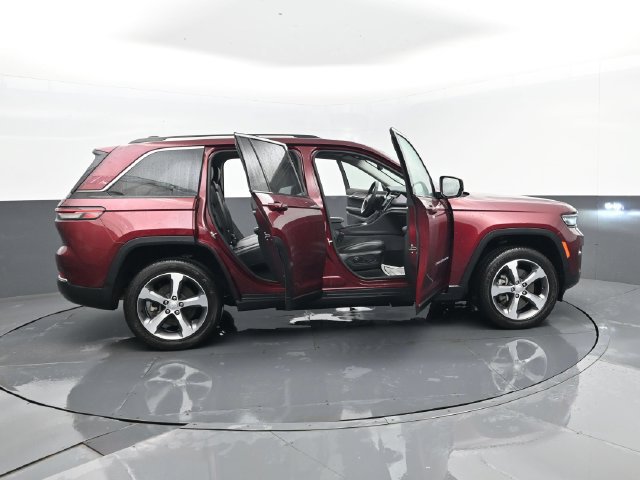 Used 2023 Jeep Grand Cherokee 4WD 4xe image 32