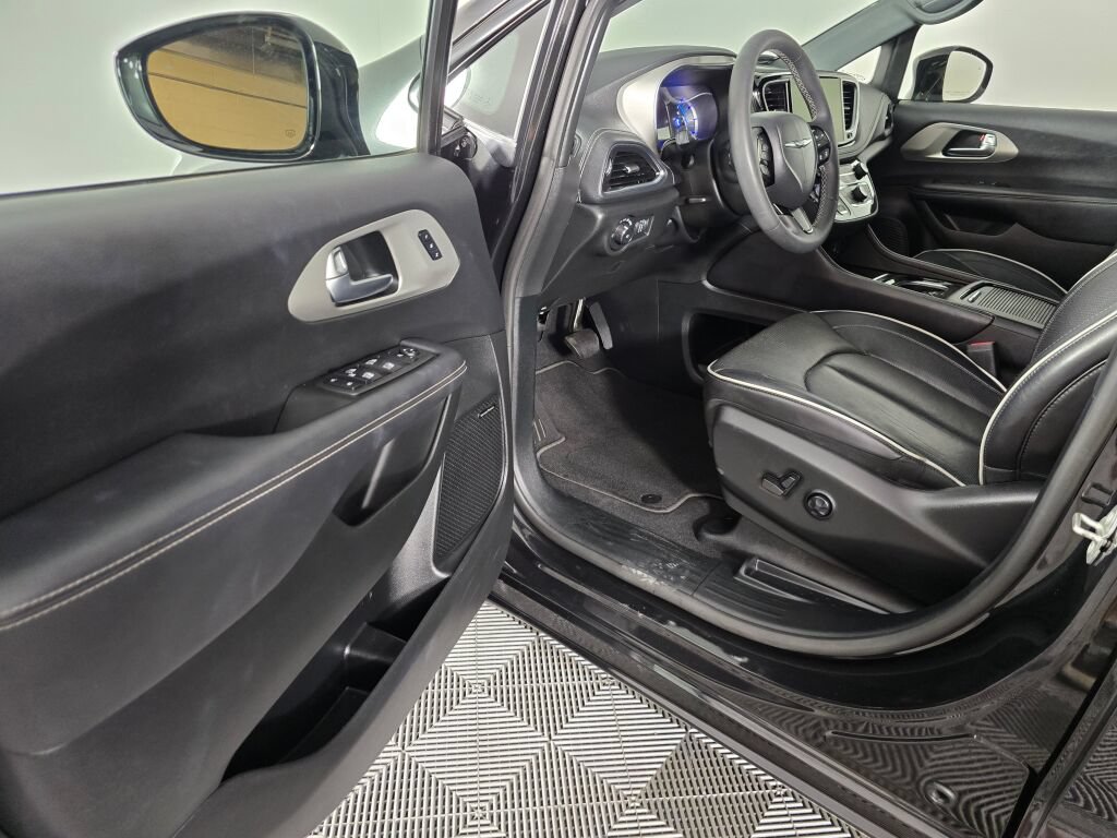 Used 2023 Chrysler Pacifica Limited w/ Uconnect Theater Family Group FWD image 20