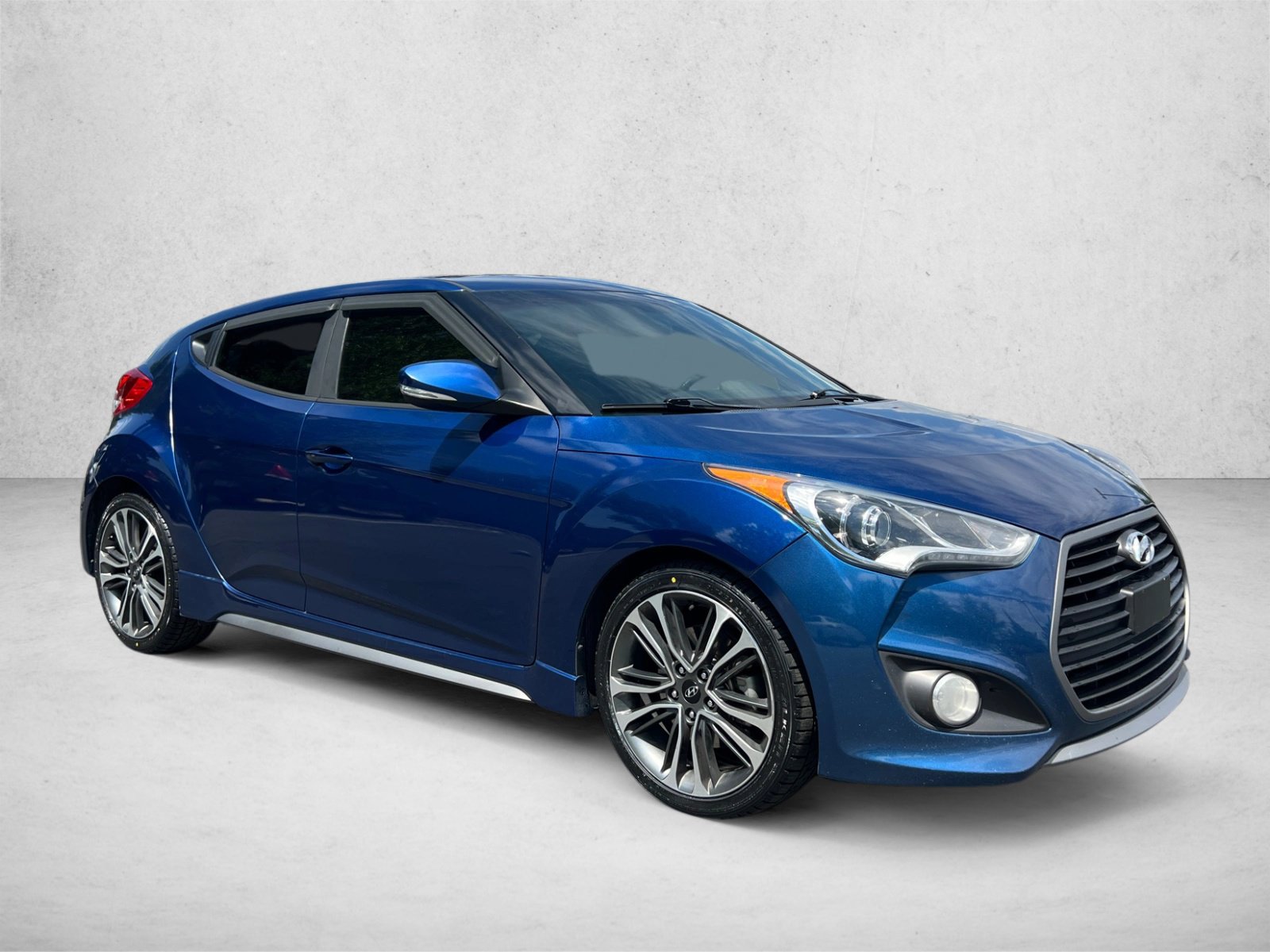 Used 2017 Hyundai Veloster Turbo FWD video 3