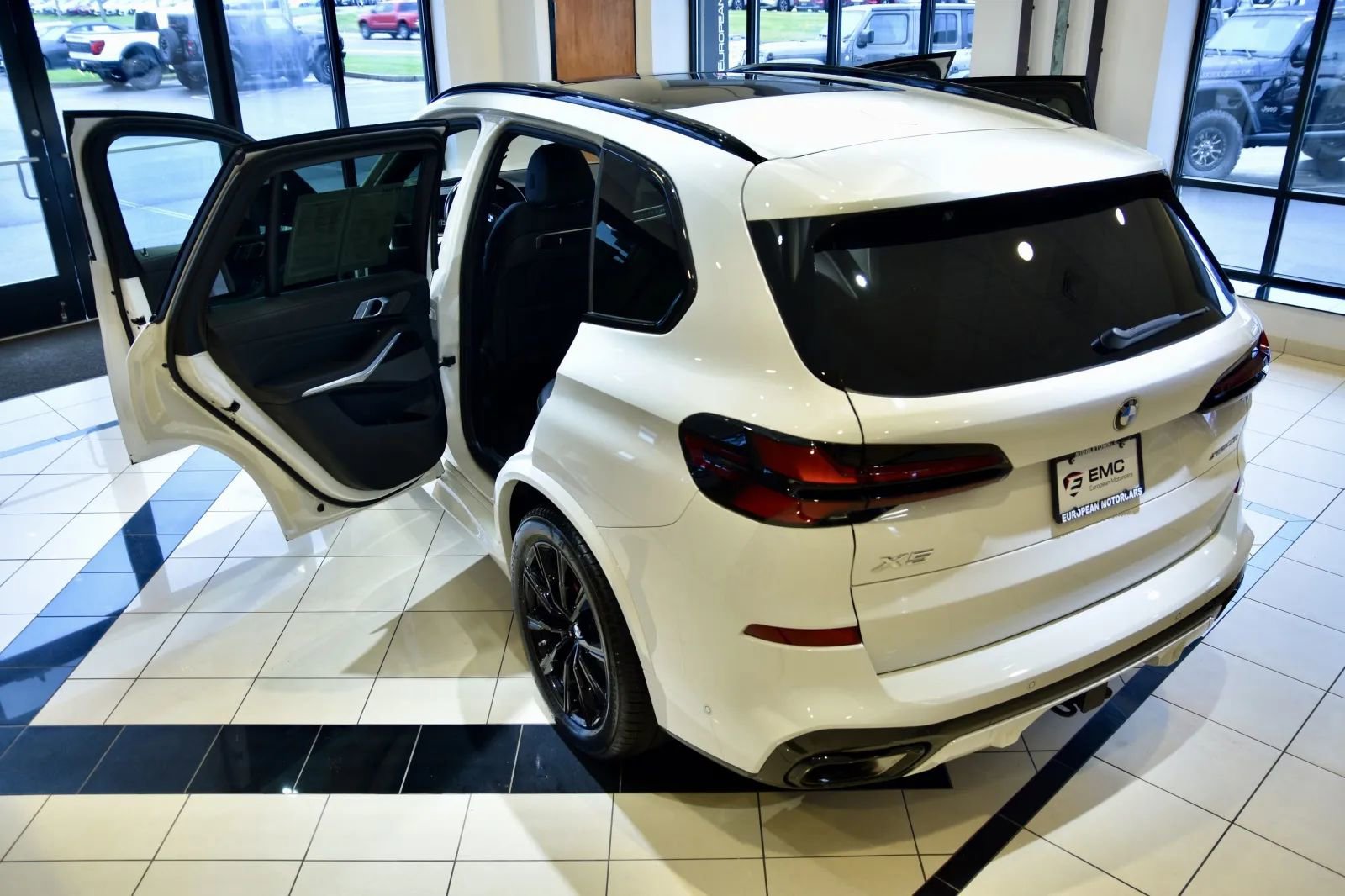 Used 2024 BMW X5 xDrive40i w/ M Sport Package image 8