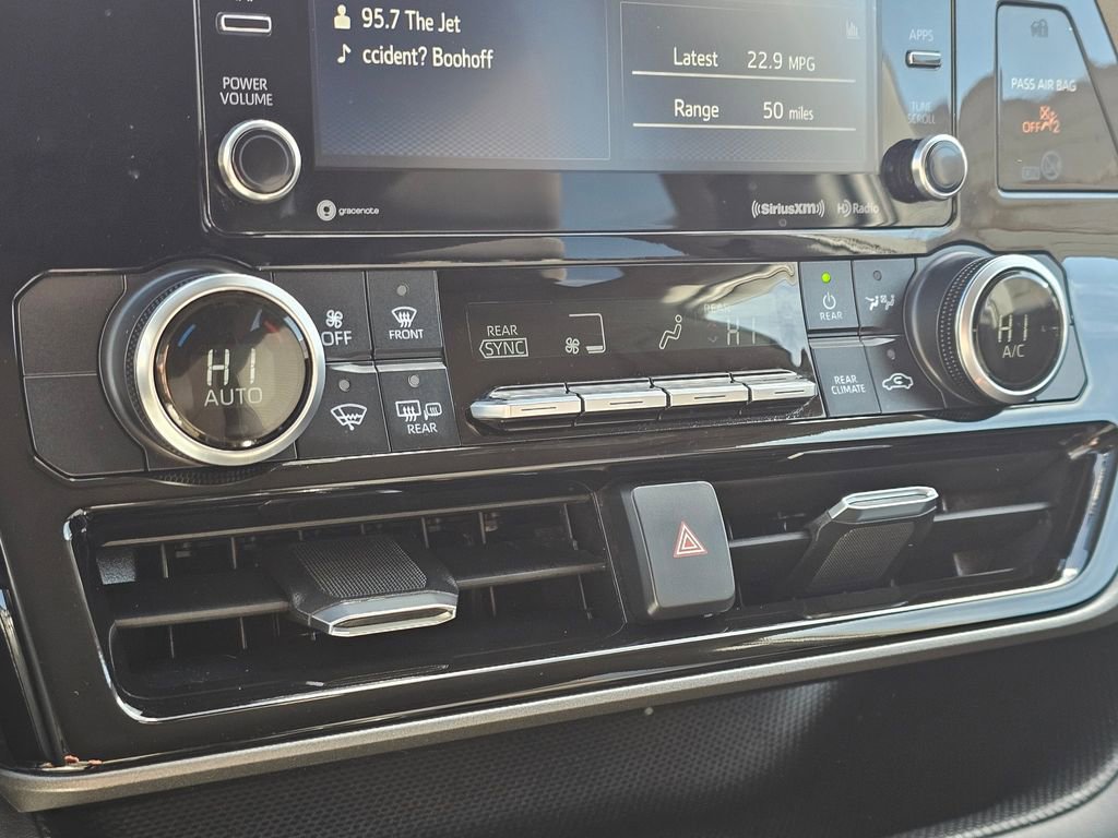 Used 2021 Toyota Highlander LE image 24