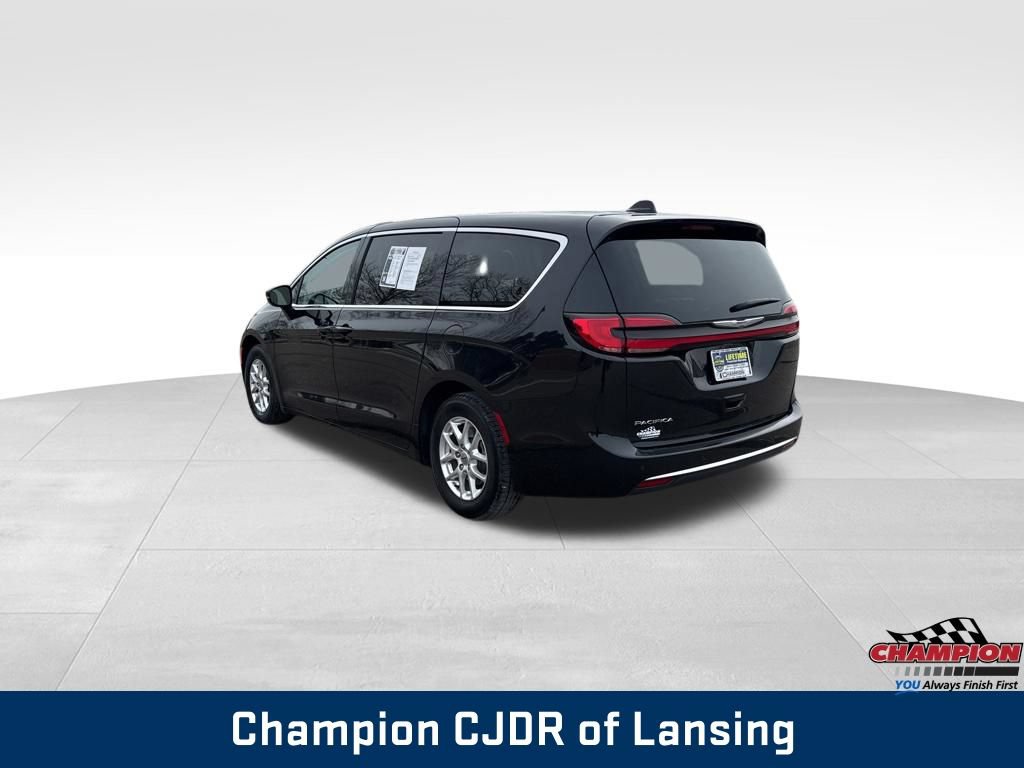 Used 2024 Chrysler Pacifica Touring-L FWD image 4