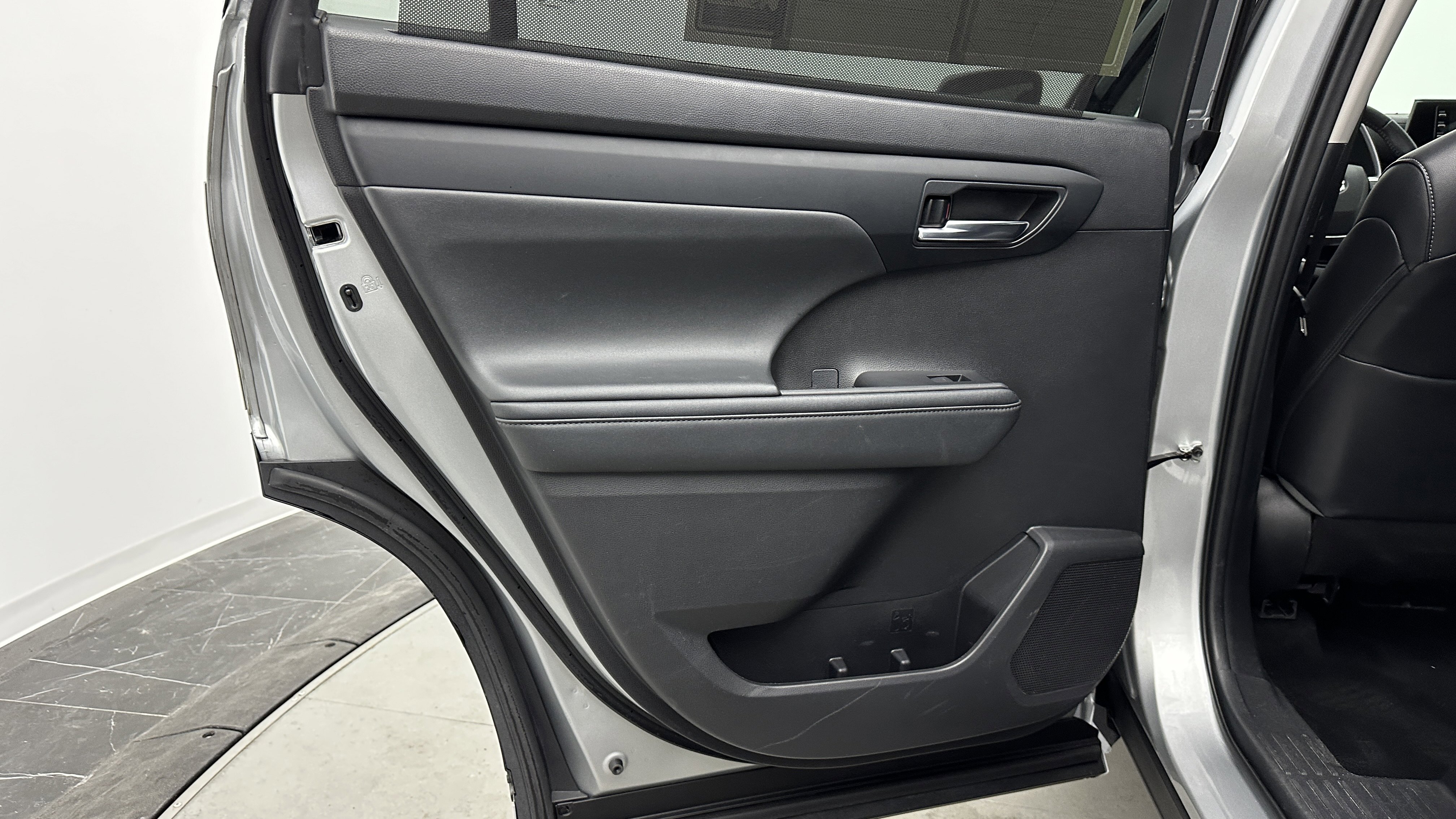 Used 2021 Toyota Highlander XLE image 32