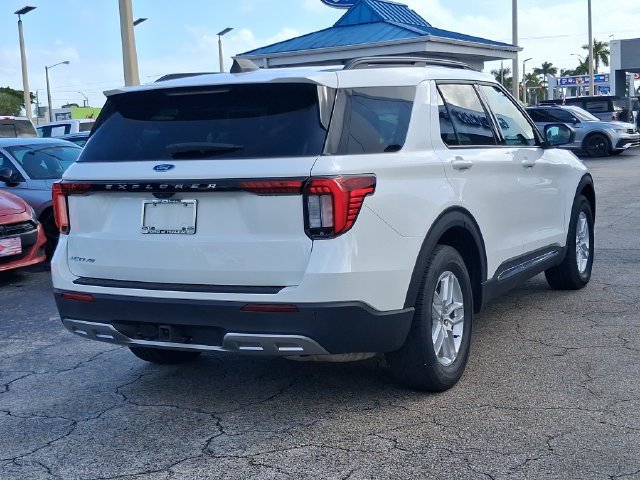 Used 2025 Ford Explorer Active w/ Active Comfort Package RWD image 4