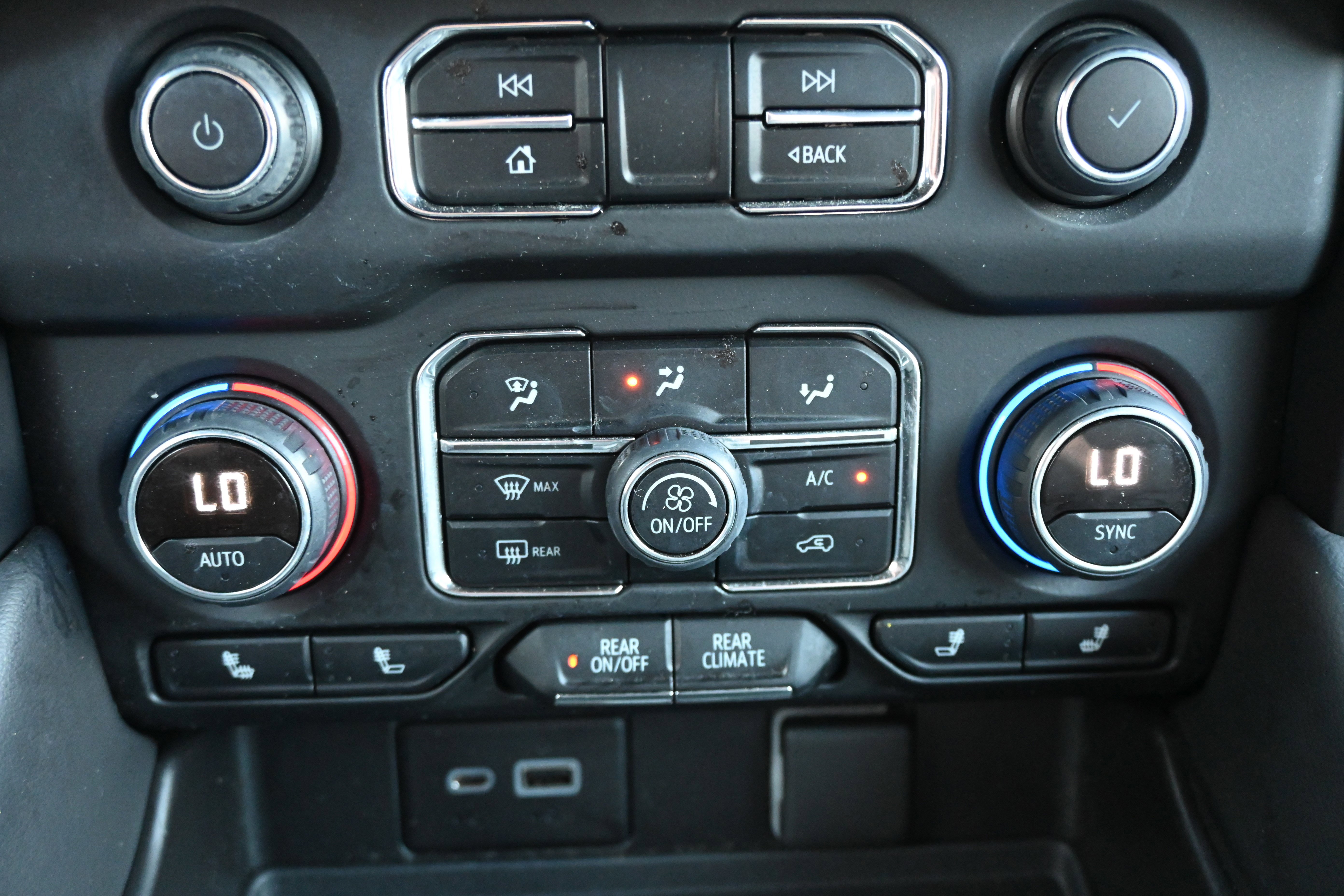 Used 2022 Chevrolet Tahoe Z71 w/ Luxury Package image 28