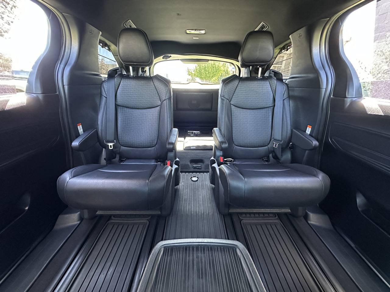 Used 2025 Toyota Sienna Platinum AWD/4WD image 54
