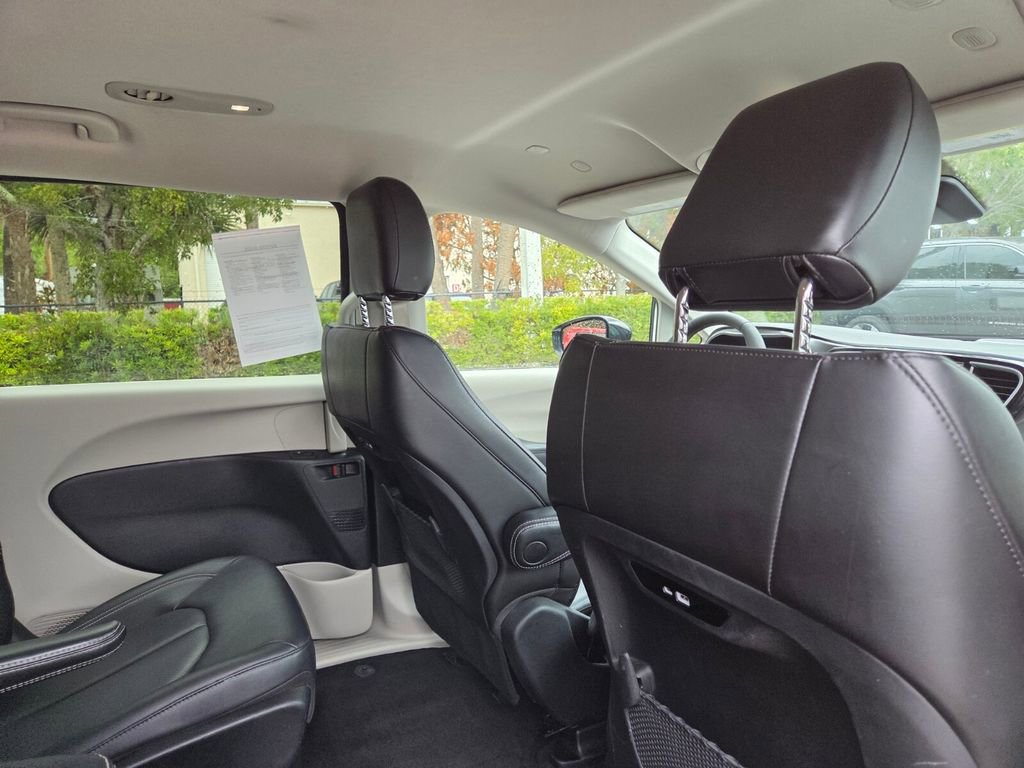 Used 2024 Chrysler Pacifica Select image 12
