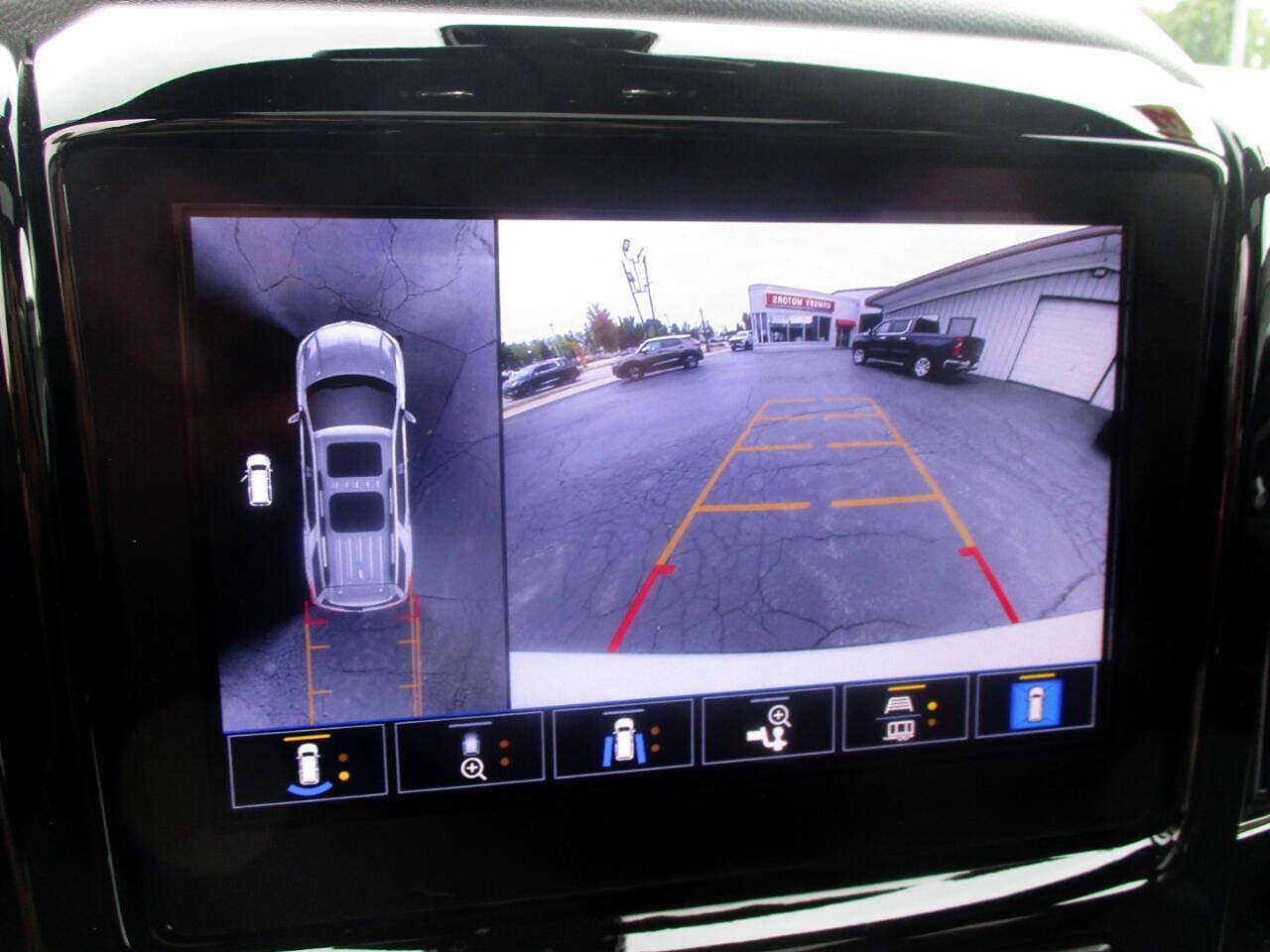 Used 2023 Chevrolet Traverse LT AWD/4WD image 3