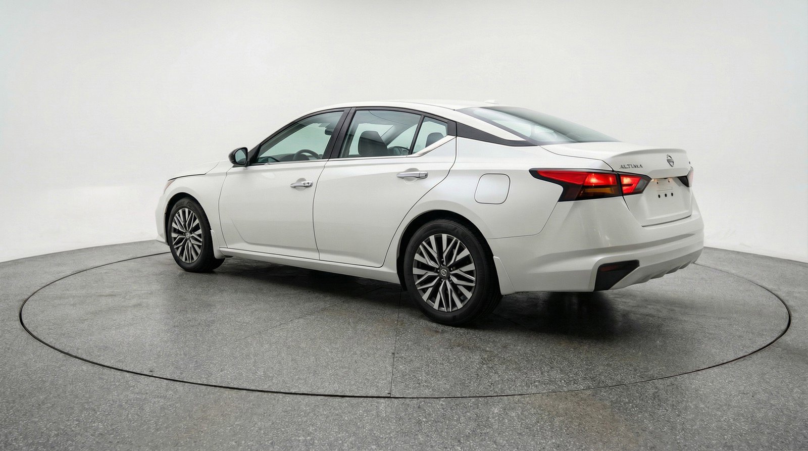 Used 2025 Nissan Altima 2.5 SV FWD image 6