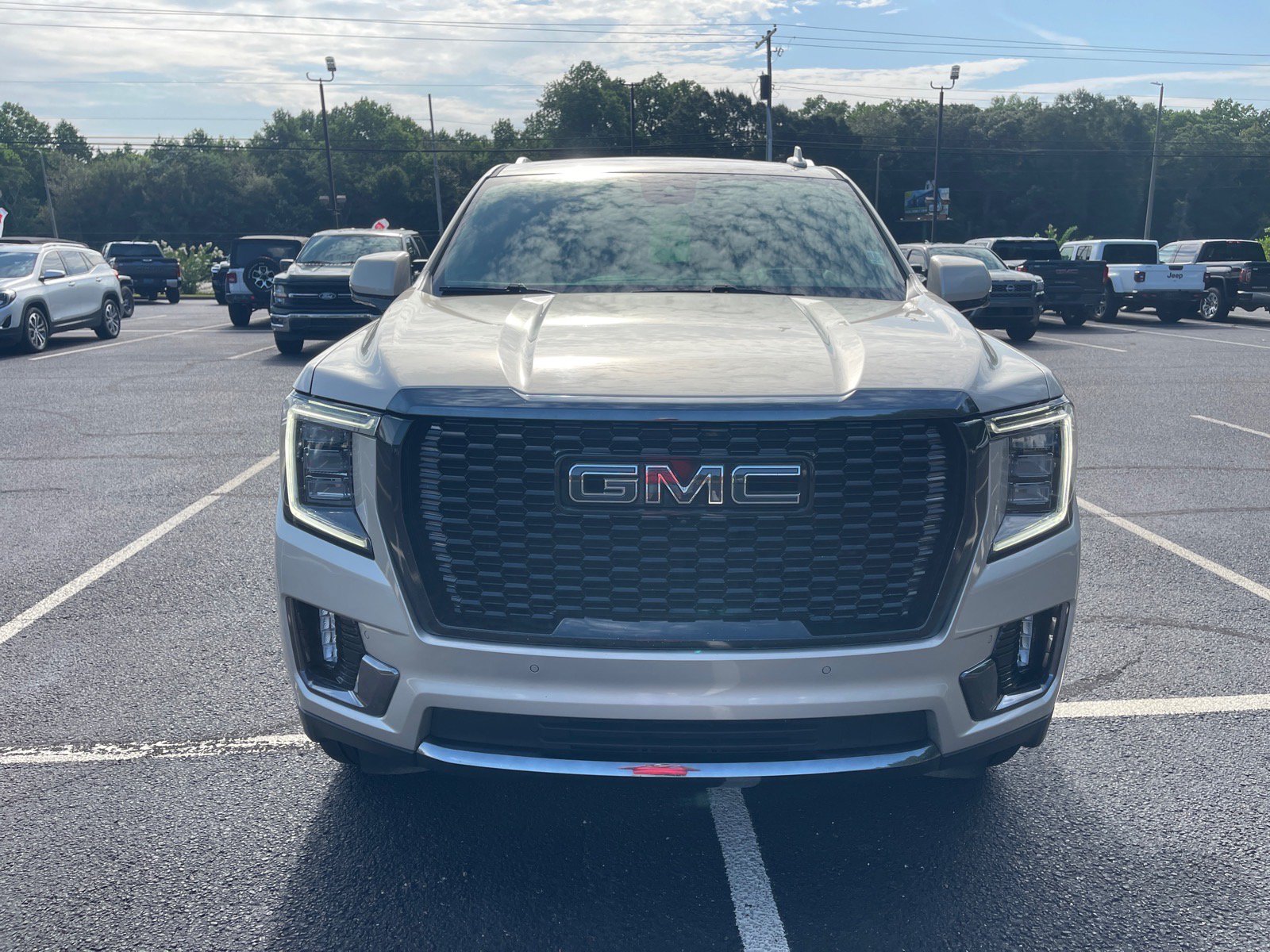 Used 2023 GMC Yukon Denali Ultimate AWD/4WD image 2