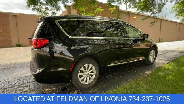 Used 2018 Chrysler Pacifica Touring-L w/ Premium Audio Group FWD image 8