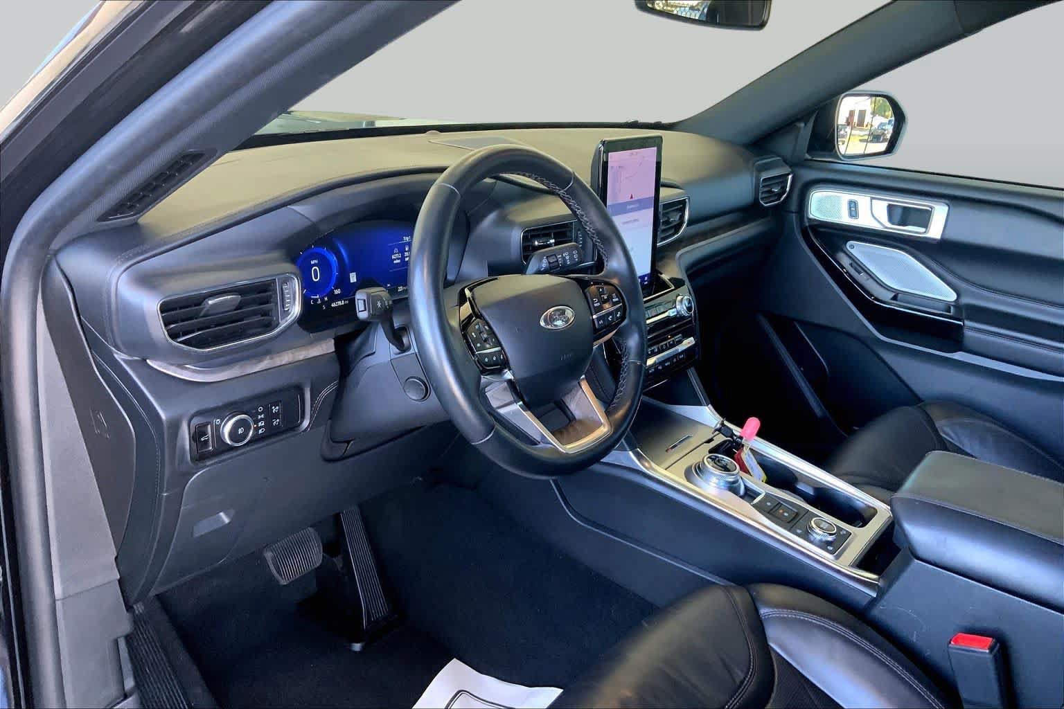 Used 2023 Ford Explorer Platinum w/ Technology Package AWD/4WD image 18