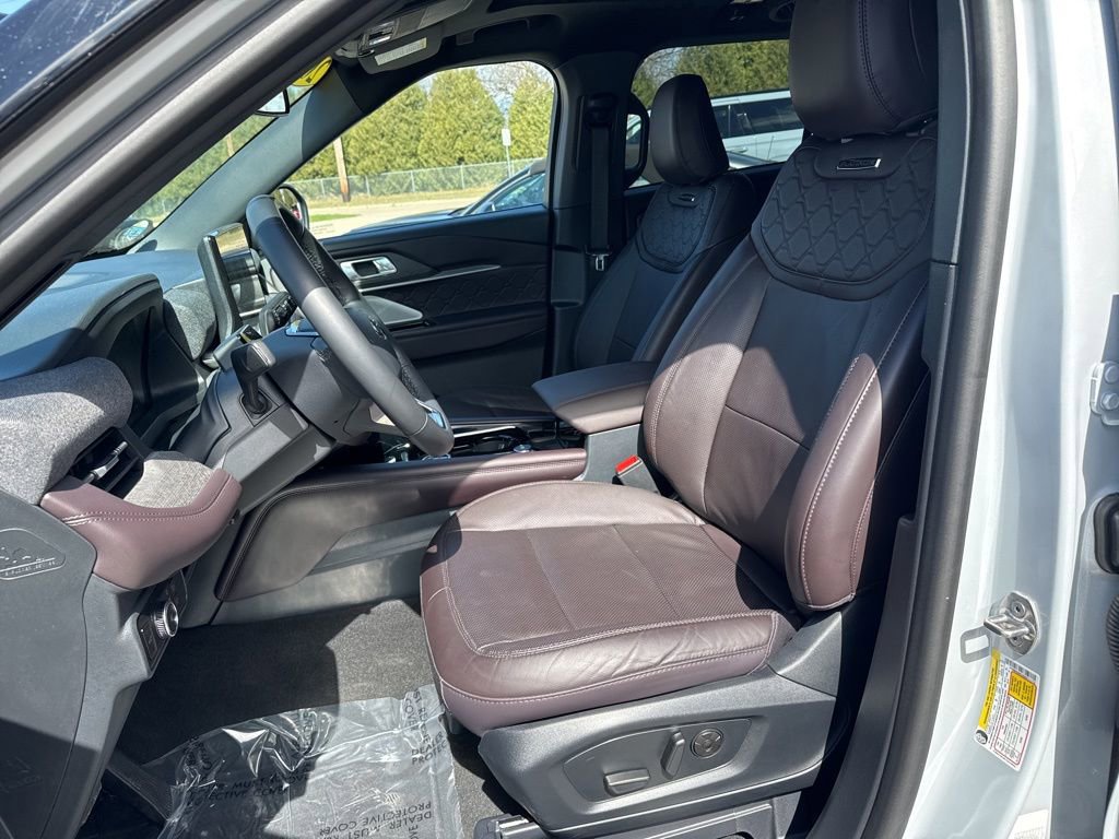 Used 2025 Ford Explorer Platinum w/ Ultimate Package image 7
