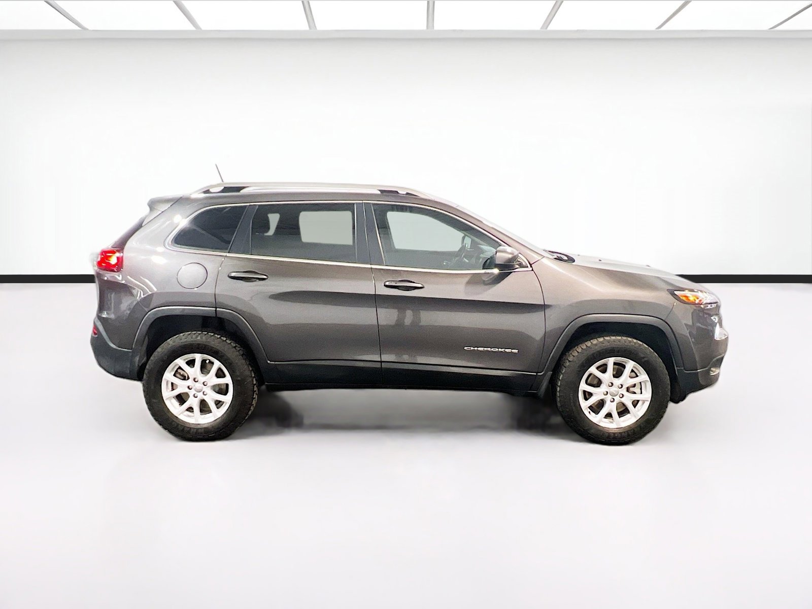 Used 2017 Jeep Cherokee Latitude w/ Comfort/Convenience Group AWD/4WD image 24