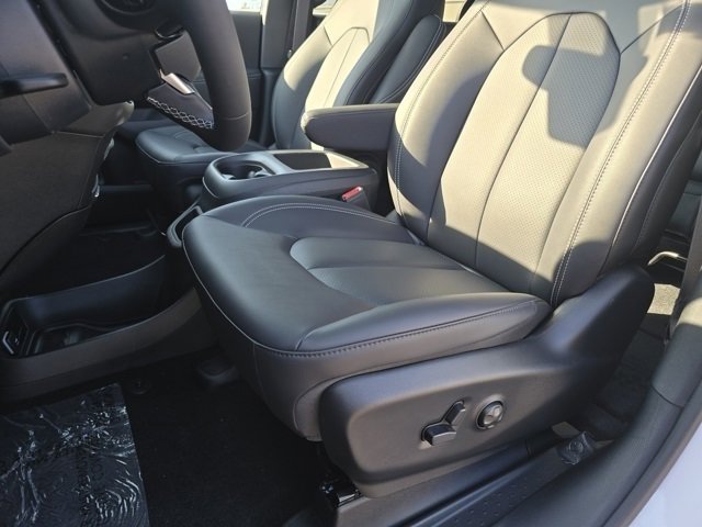 New 2026 Chrysler Pacifica Select image 4