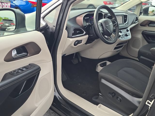 Used 2023 Chrysler Voyager LX FWD image 9