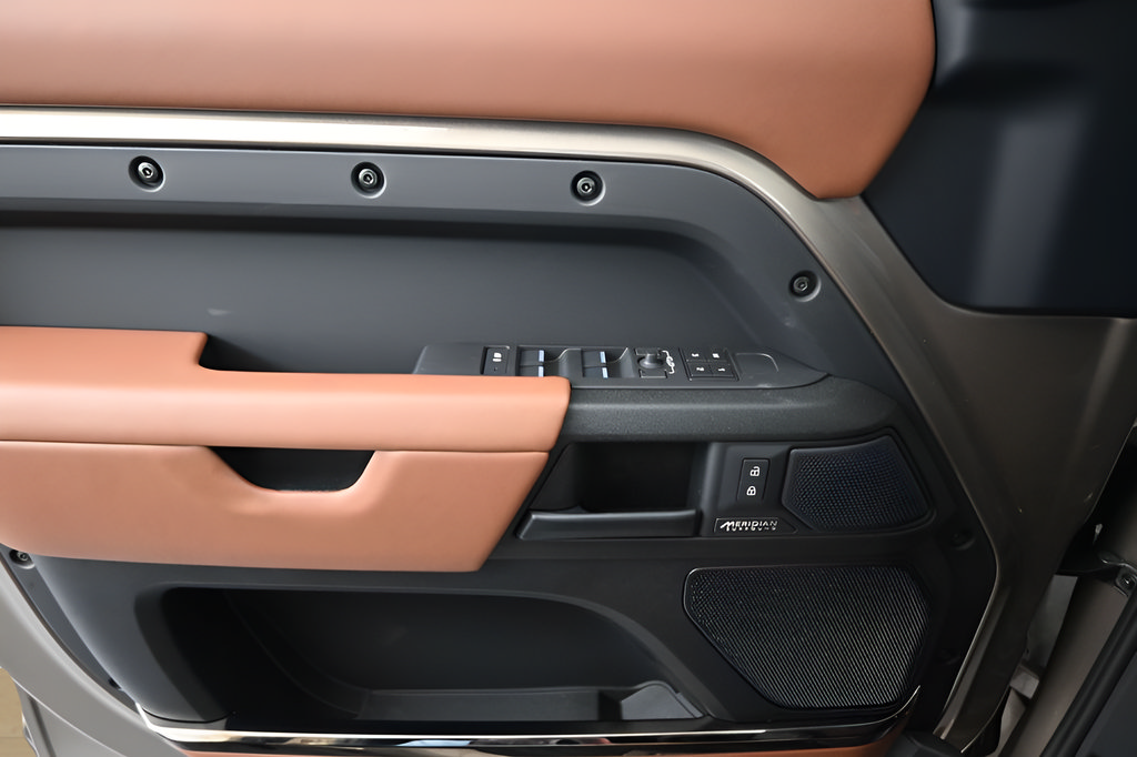 New 2026 Land Rover Defender 110 AWD/4WD image 12