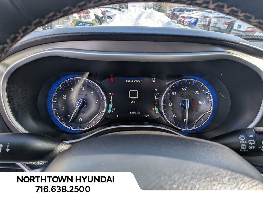 Used 2024 Chrysler Pacifica Touring-L image 8