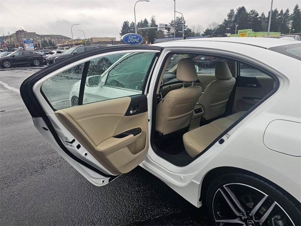 Used 2016 Honda Accord Touring image 14