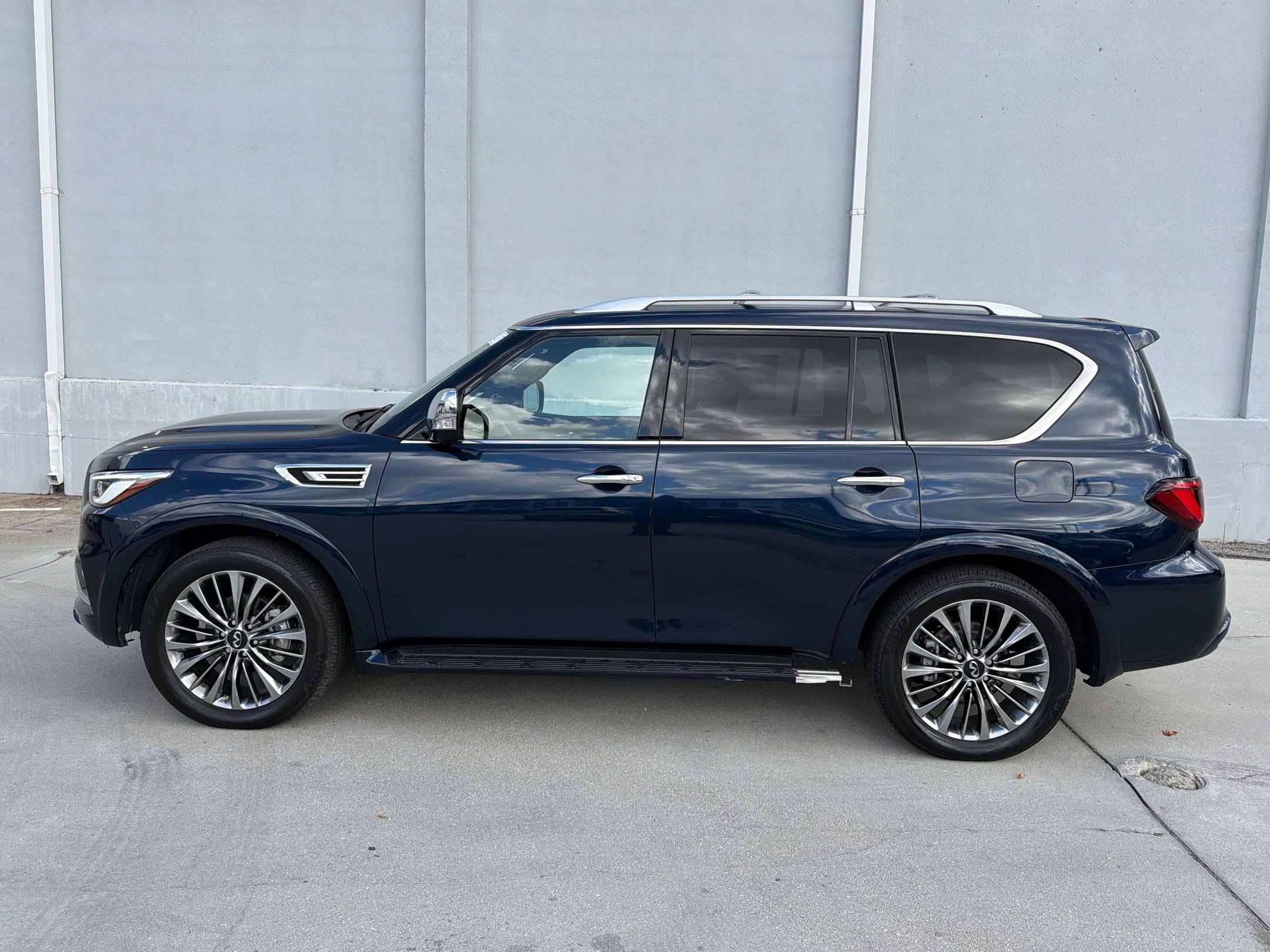 Used 2021 INFINITI QX80 Sensory w/ All-Season Package AWD/4WD image 2