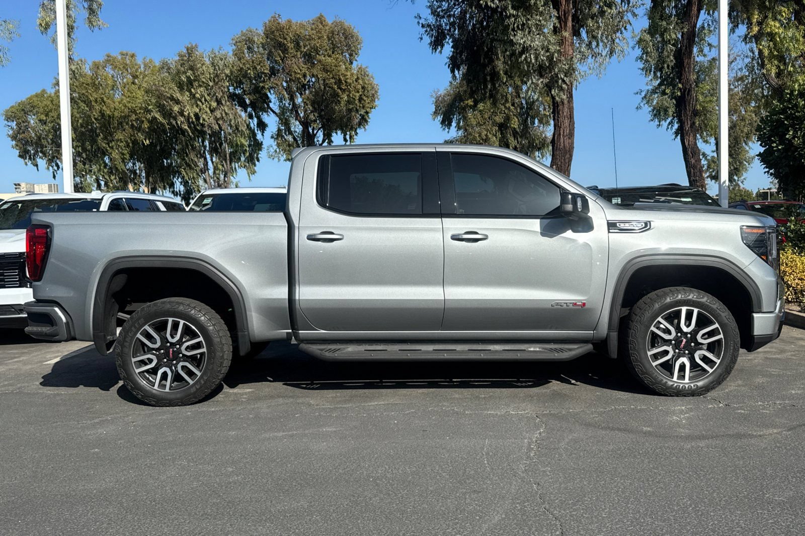 Used 2023 GMC Sierra 1500 AT4 w/ AT4 Premium Package AWD/4WD image 4