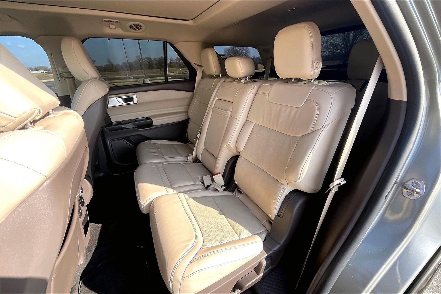 Used 2020 Ford Explorer Platinum w/ Premium Technology Package image 18