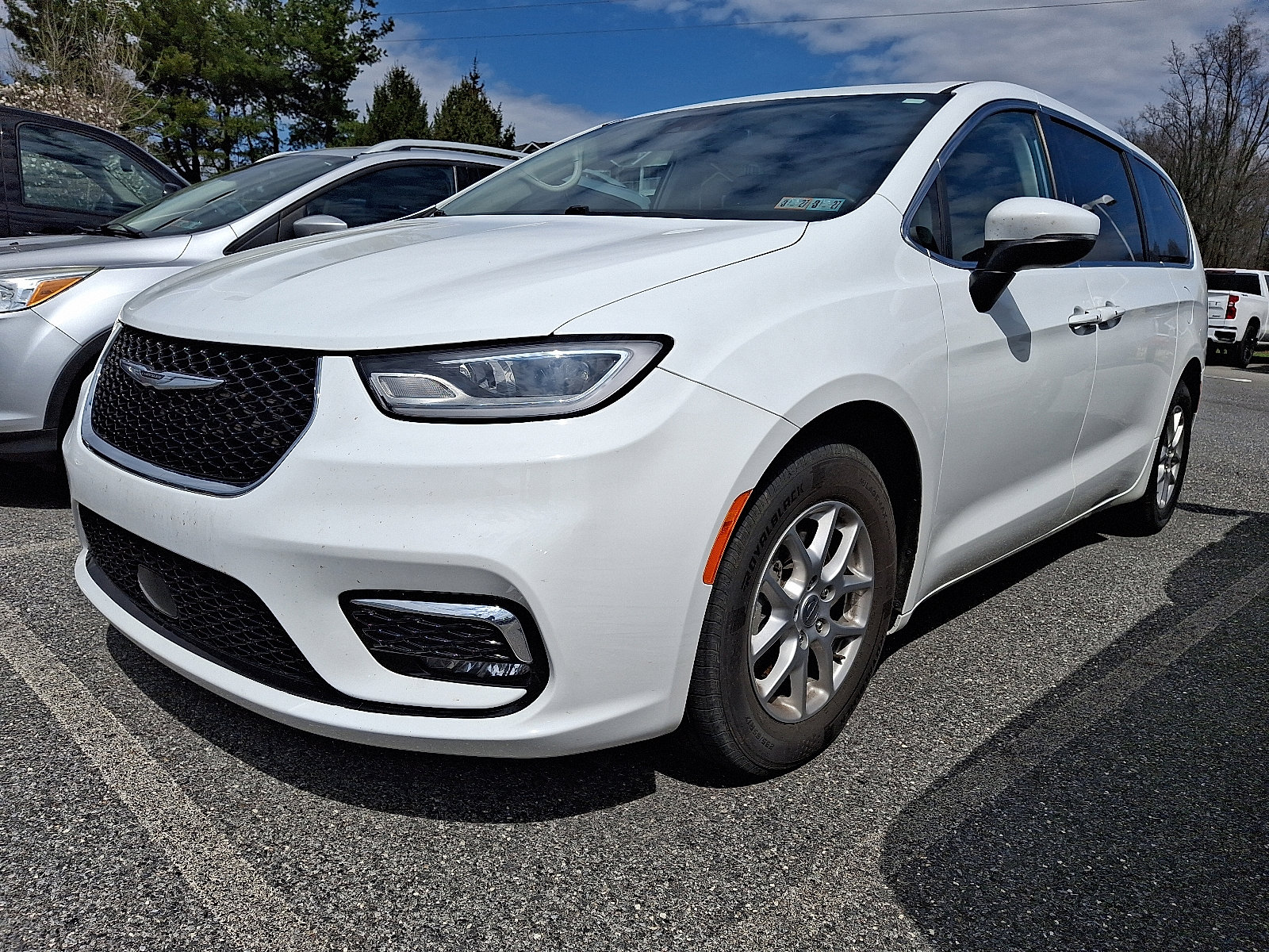 Used 2023 Chrysler Pacifica Touring-L image 3