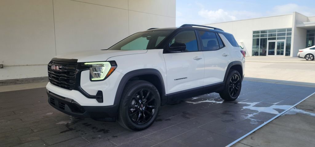 Used 2025 GMC Terrain Elevation w/ Elevation Premium Package image 1