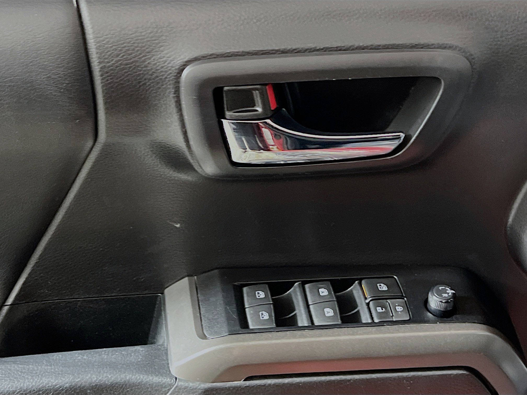 Used 2022 Toyota Tacoma Limited image 16