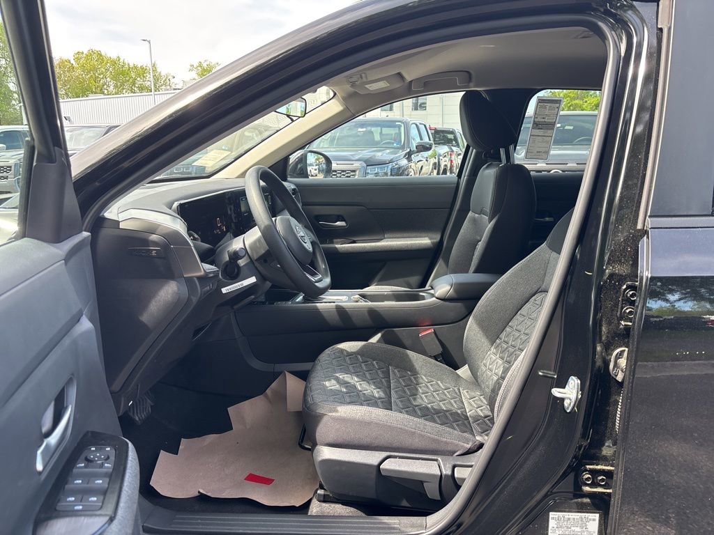 New 2026 Nissan Kicks SV w/ Charging Package FWD image 13