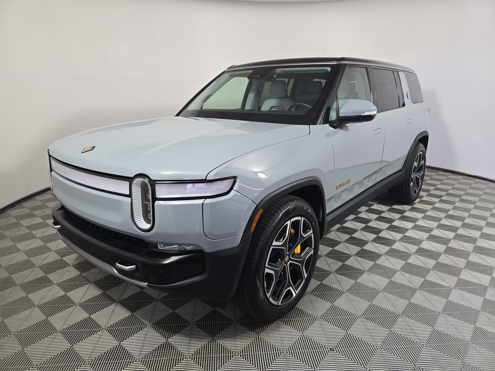 Used 2024 Rivian R1S Adventure AWD/4WD image 1