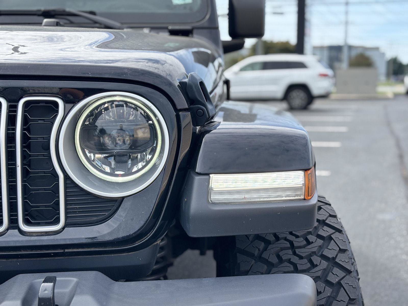 Used 2024 Jeep Wrangler Unlimited Sahara w/ Technology Group AWD/4WD image 2