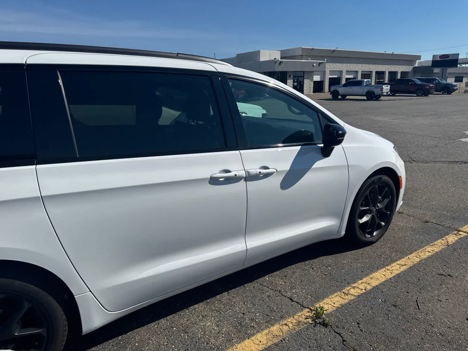 Used 2025 Chrysler Pacifica Limited FWD image 12