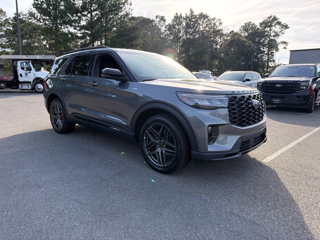 Used 2025 Ford Explorer ST-Line w/ ST-Line Street Pack AWD/4WD image 4