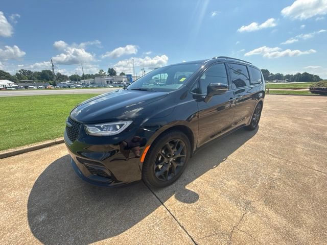 Used 2025 Chrysler Pacifica Limited w/ Uconnect Theater Family Group FWD image 4
