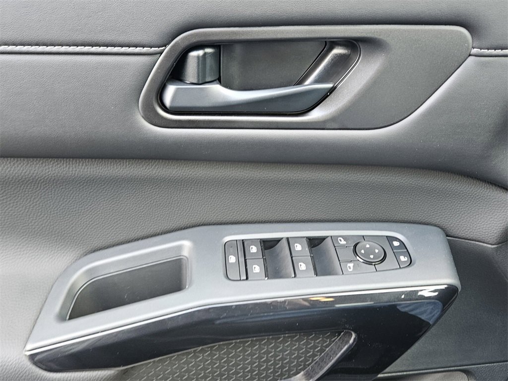 New 2025 Nissan Pathfinder SV image 30