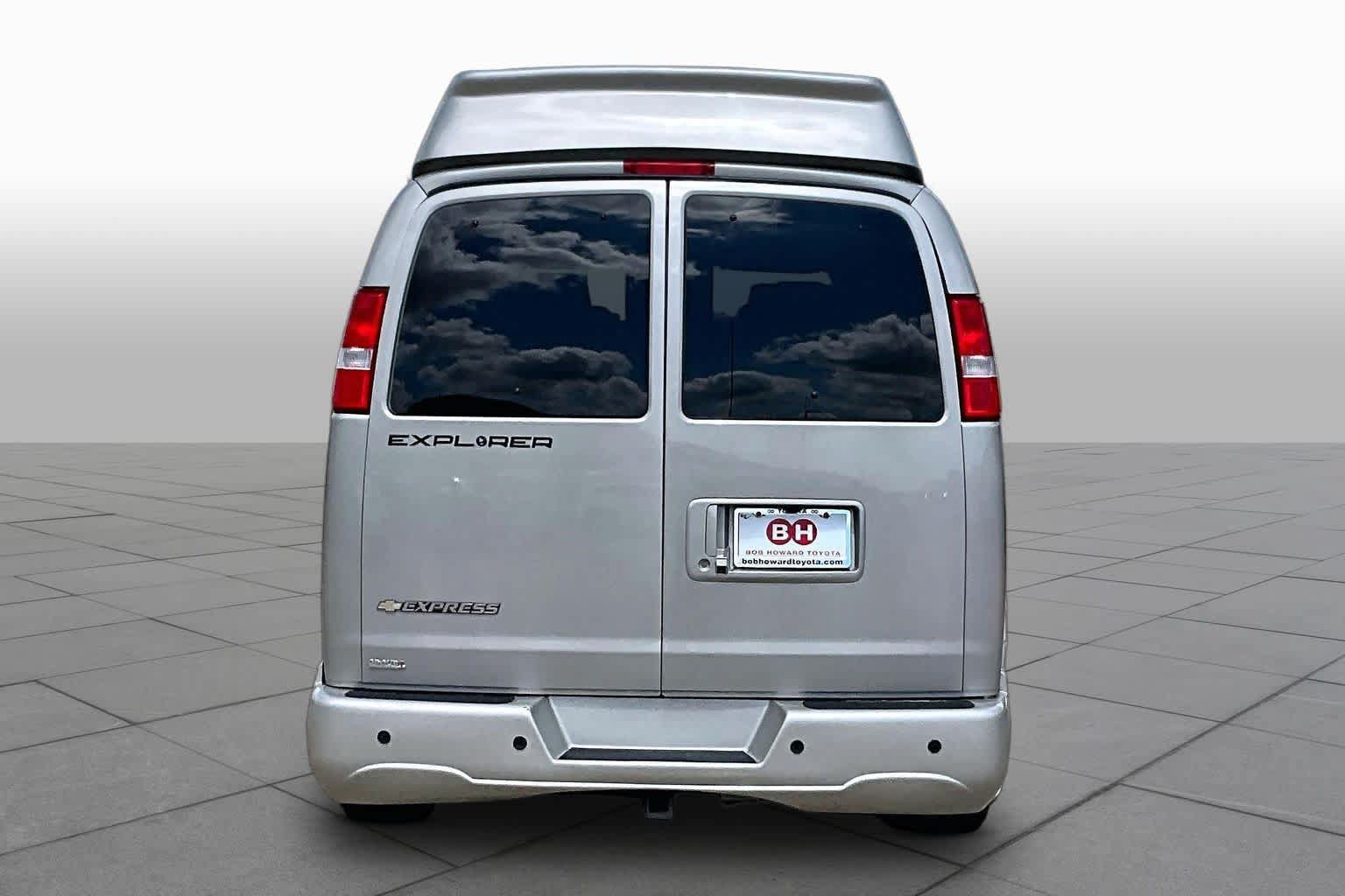 Used 2022 Chevrolet Express 2500 w/ Enhanced Convenience Package RWD image 5