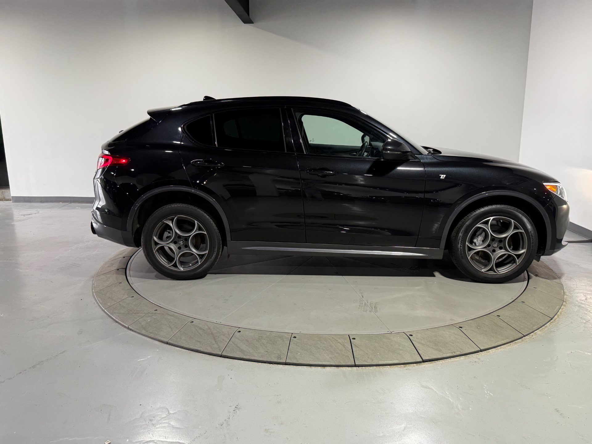 Used 2023 Alfa Romeo Stelvio Ti AWD/4WD image 6