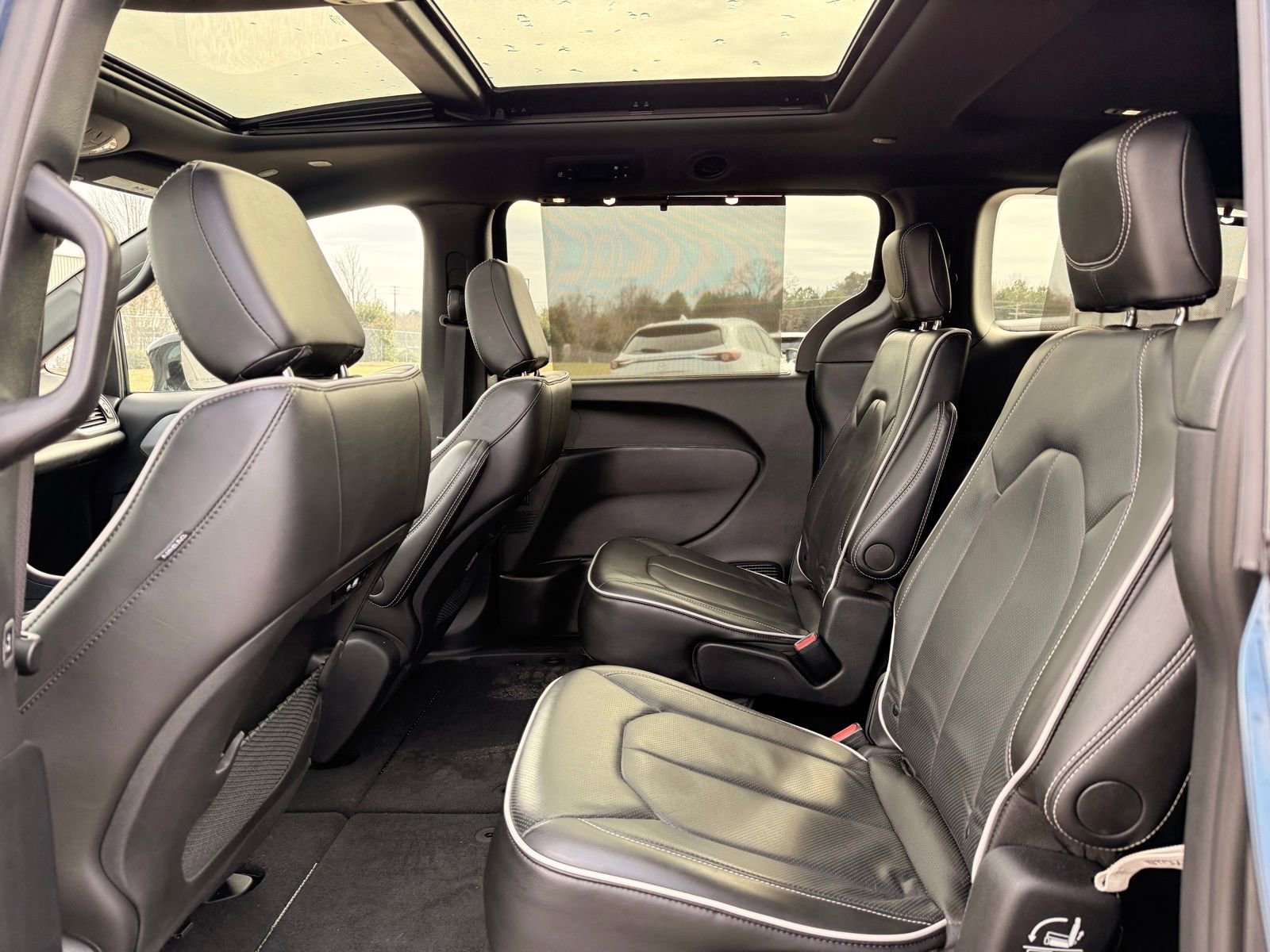 Used 2025 Chrysler Pacifica Limited FWD image 16