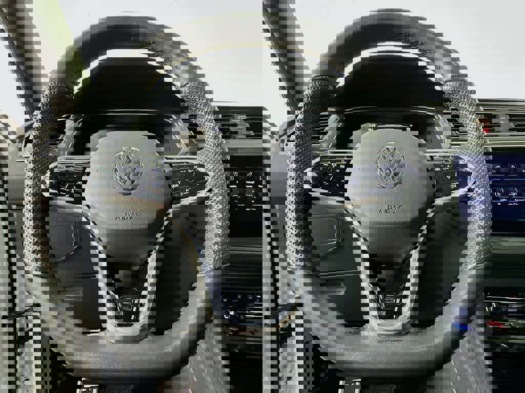 Used 2024 Volkswagen Tiguan SE R-Line image 16